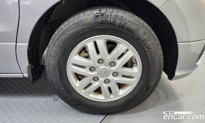 Hyundai Starex Van 5-Seater