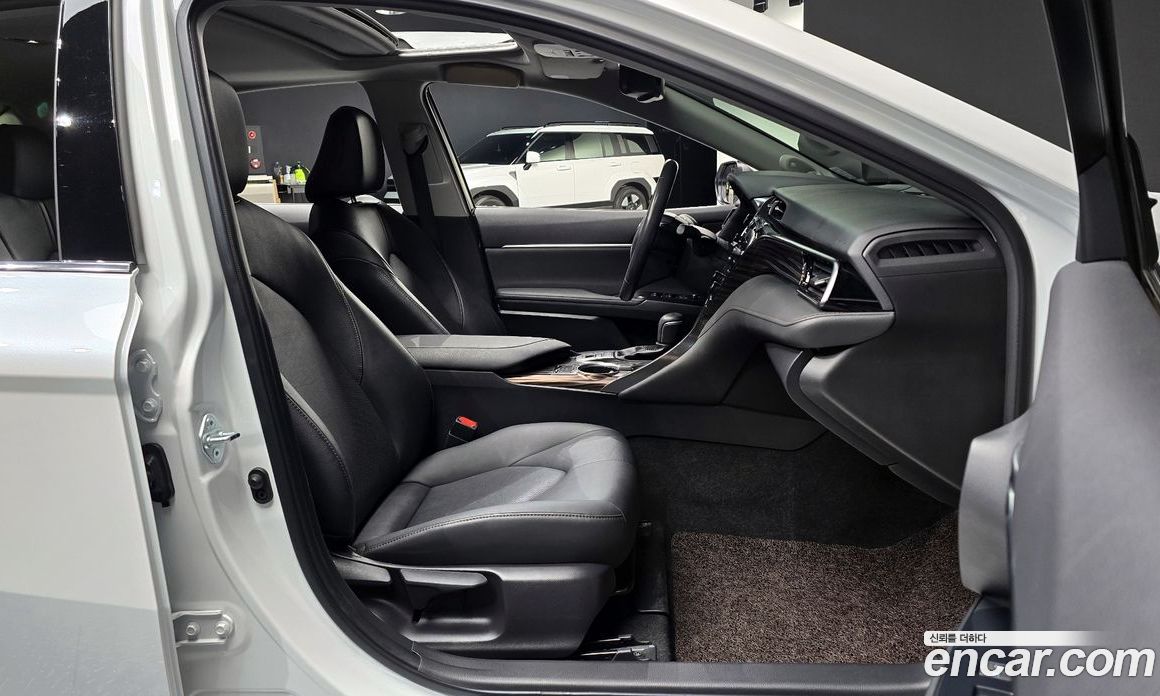 Toyota Camry 2.5 XLE Hybrid