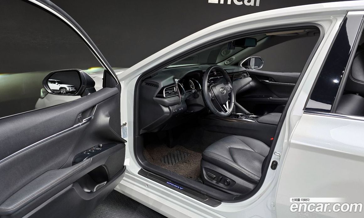 Toyota Camry 2.5 XLE Hybrid