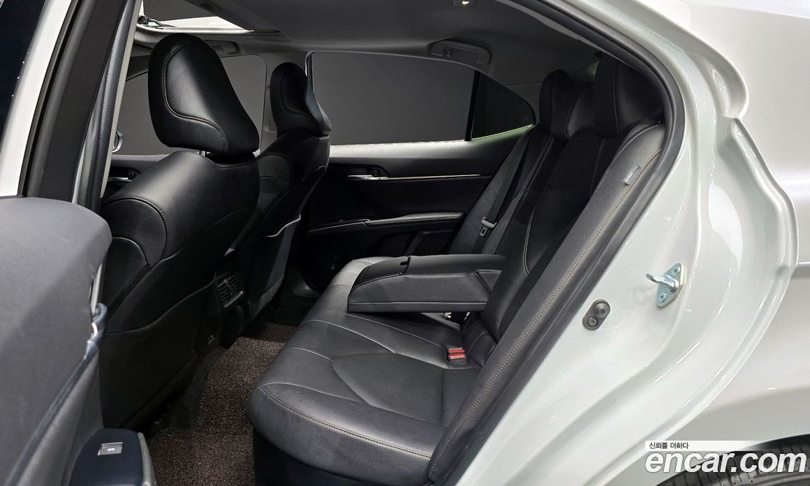 Toyota Camry 2.5 XLE Hybrid