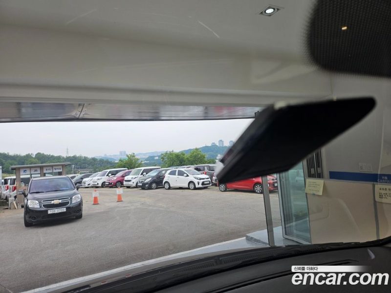 Hyundai Starex Van 5-Seater