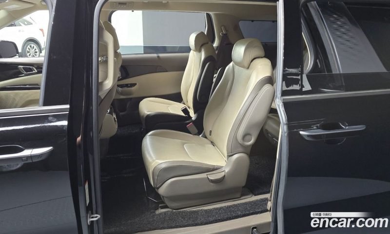 Kia Carnival 9-Seater Noblesse
