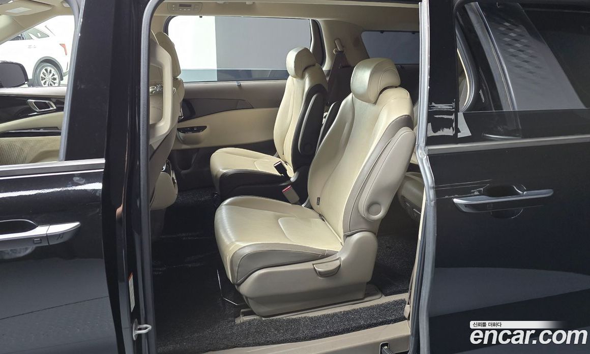 Kia Carnival 9-Seater Noblesse