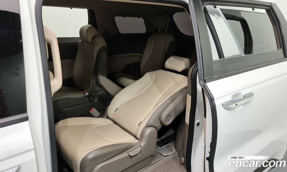 Kia Carnival 9-Seater Noblesse