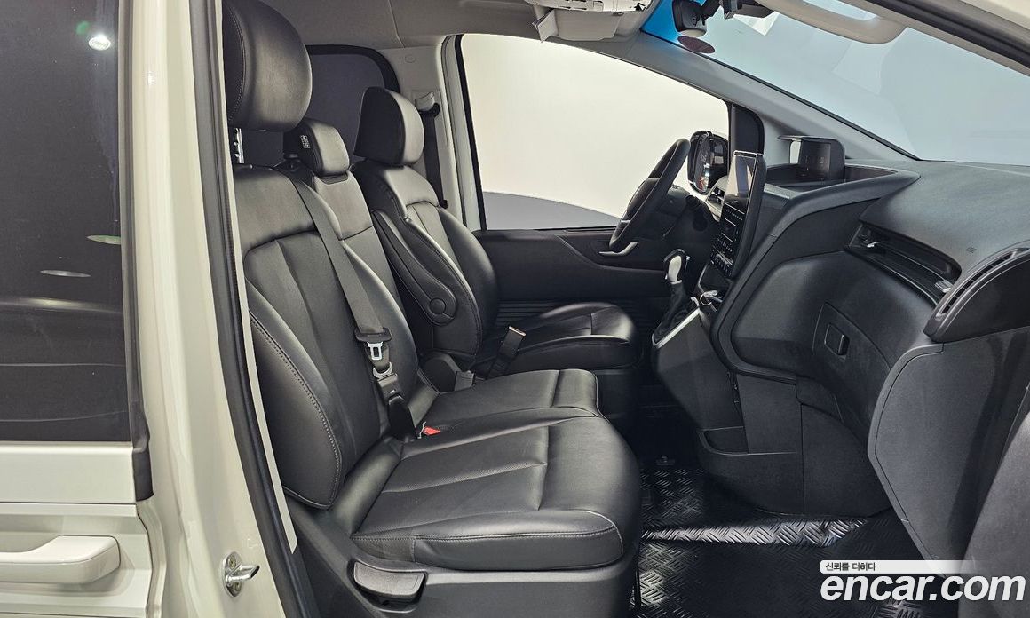 Hyundai Staria Tourer 11-Seater