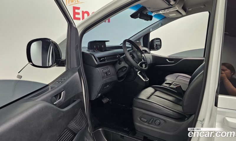 Hyundai Staria Tourer 11-Seater
