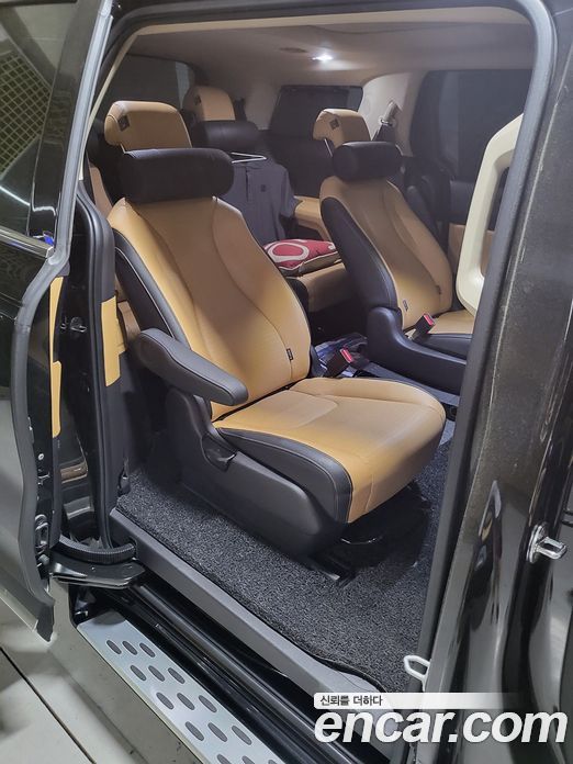 Kia Carnival 11-Seater Signature