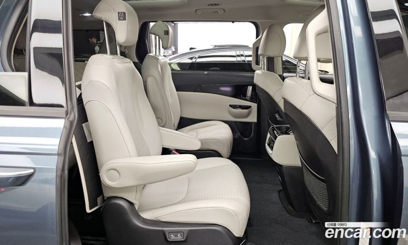 Kia Carnival 9-Seater Signature