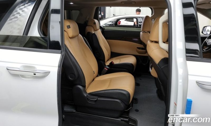 Kia Carnival 9-Seater Signature