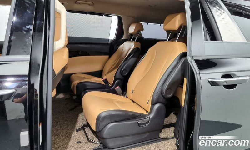 Kia Carnival 9-Seater Noblesse