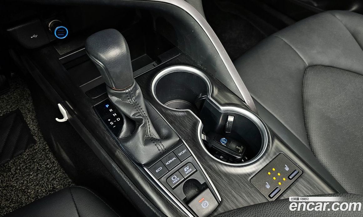 Toyota Camry 2.5 XLE Hybrid