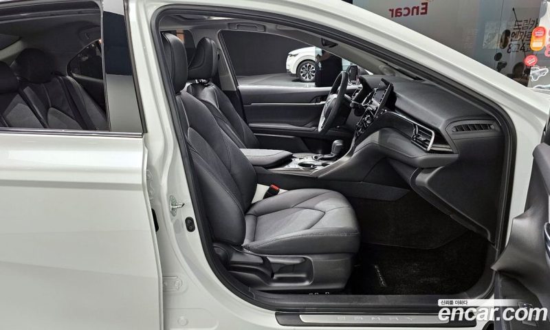 Toyota Camry 2.5 XLE Hybrid