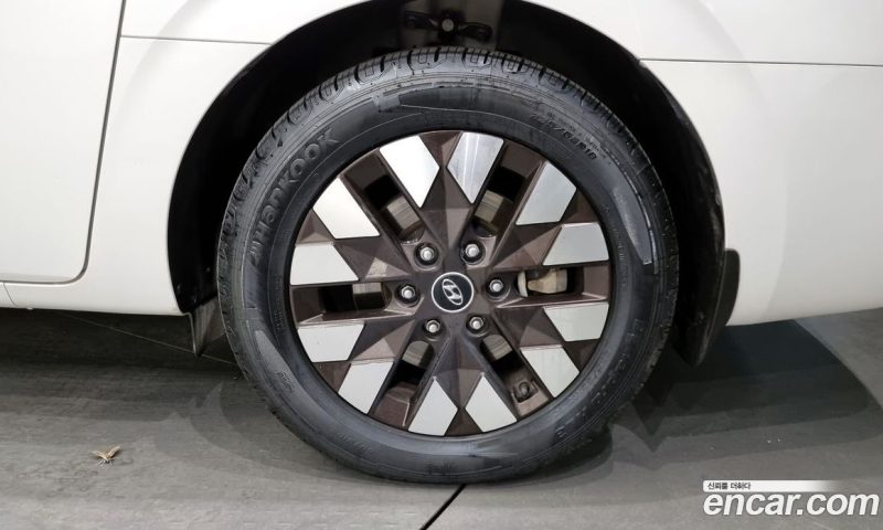 Hyundai Staria 4WD Lounge 9-Seater