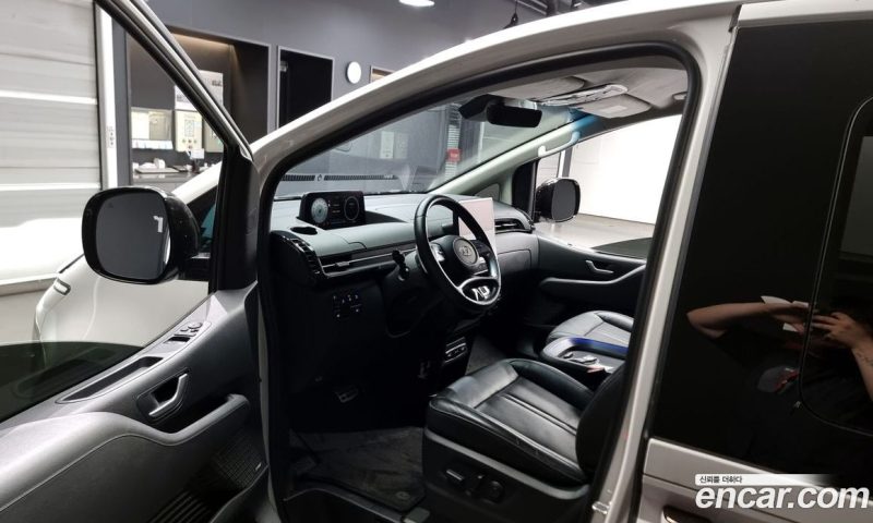 Hyundai Staria 4WD Lounge 9-Seater