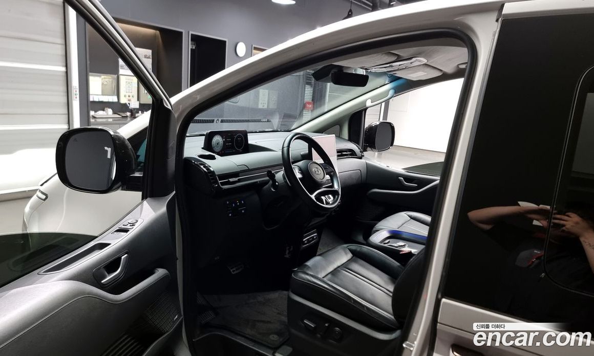 Hyundai Staria 4WD Lounge 9-Seater