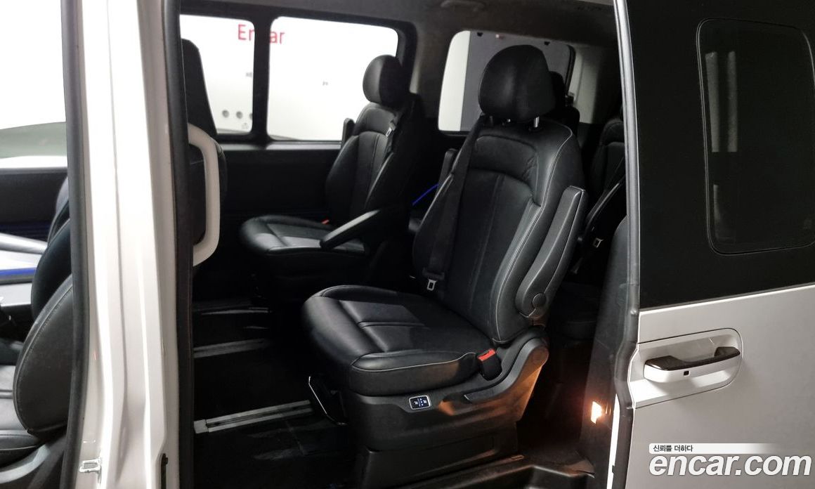 Hyundai Staria 4WD Lounge 9-Seater