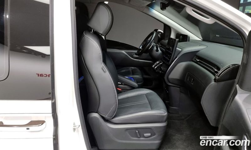 Hyundai Staria 4WD Lounge 9-Seater