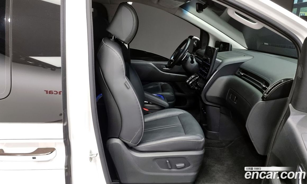 Hyundai Staria 4WD Lounge 9-Seater