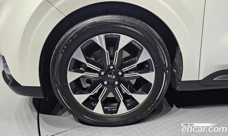Kia Carnival 9-Seater Signature