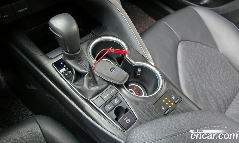 Toyota Camry 2.5 XLE Hybrid