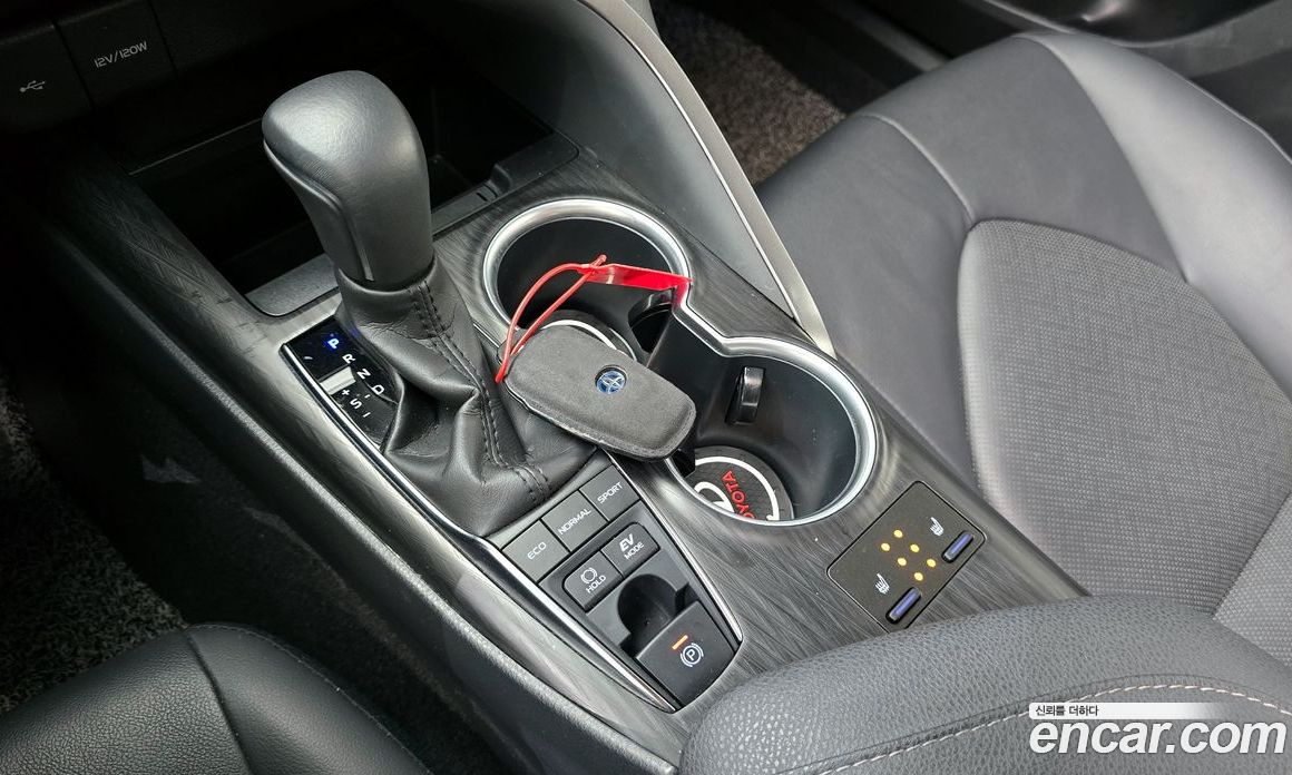 Toyota Camry 2.5 XLE Hybrid