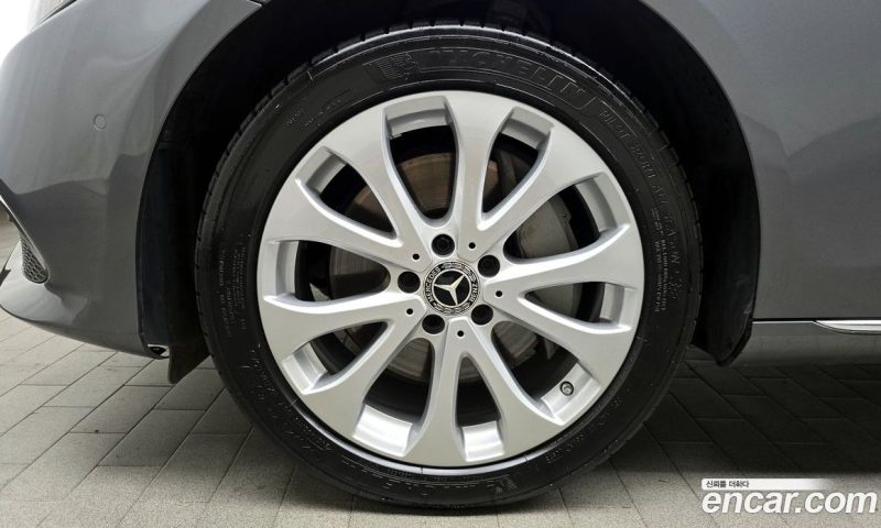 Mercedes Benz E-Class E300 4MATIC Exclusive