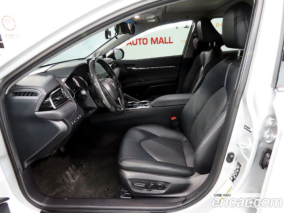 Toyota Camry 2.5 XLE Hybrid
