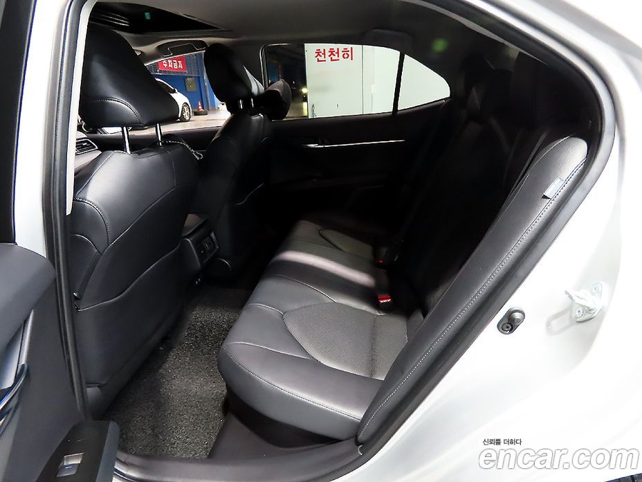 Toyota Camry 2.5 XLE Hybrid