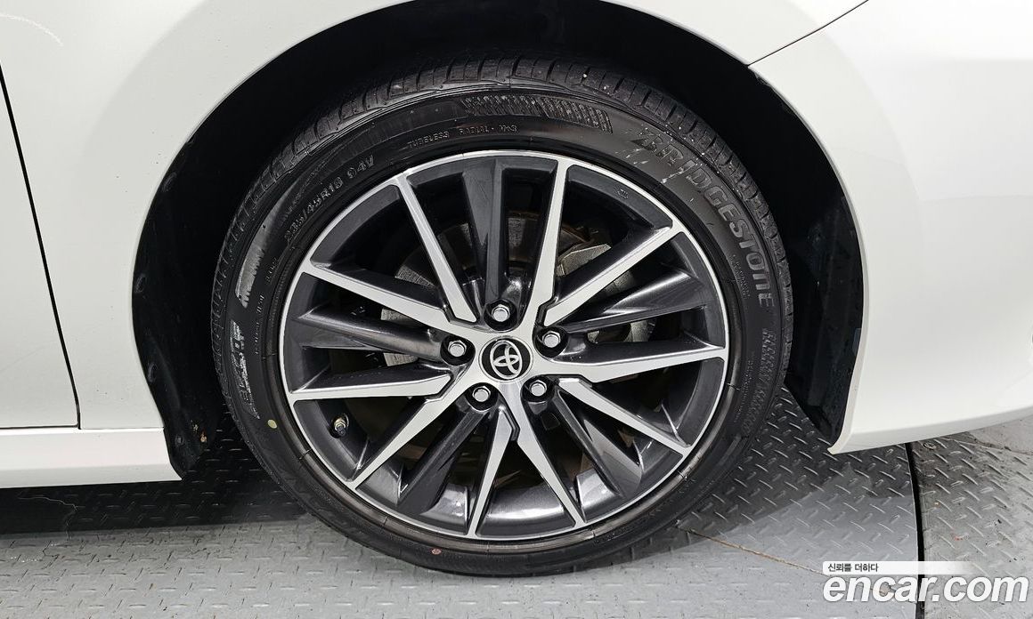 Toyota Camry 2.5 XLE Hybrid