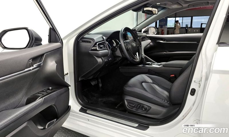 Toyota Camry 2.5 XLE Hybrid
