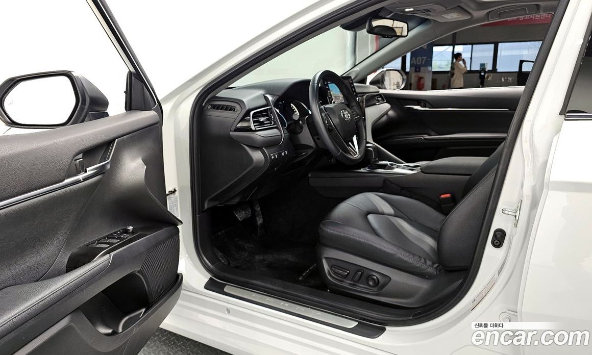 Toyota Camry 2.5 XLE Hybrid
