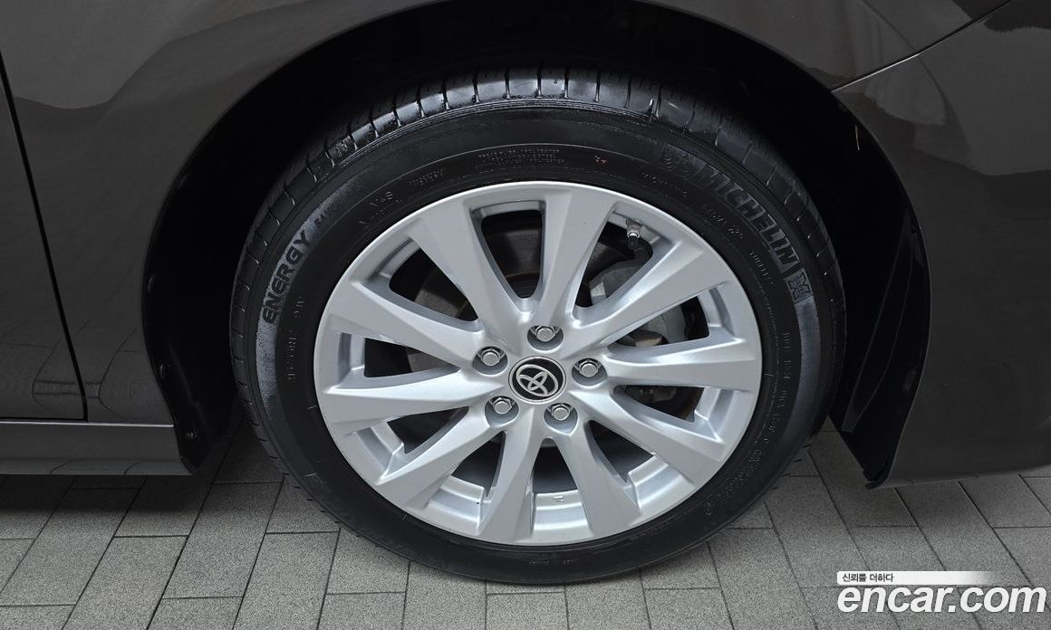 Toyota Camry 2.5 LE Hybrid