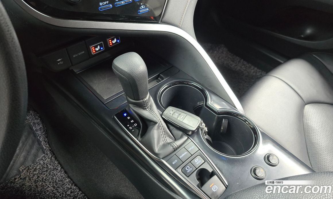 Toyota Camry 2.5 LE Hybrid
