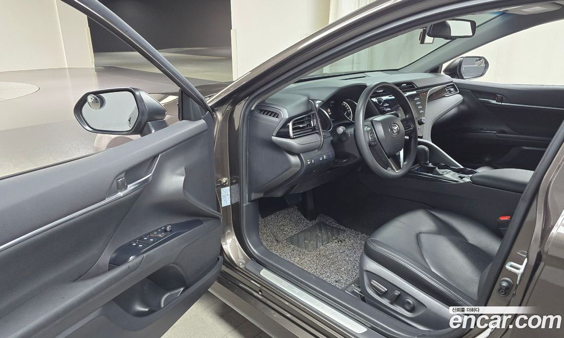 Toyota Camry 2.5 LE Hybrid