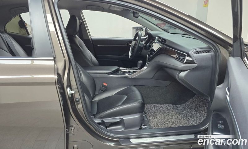Toyota Camry 2.5 LE Hybrid