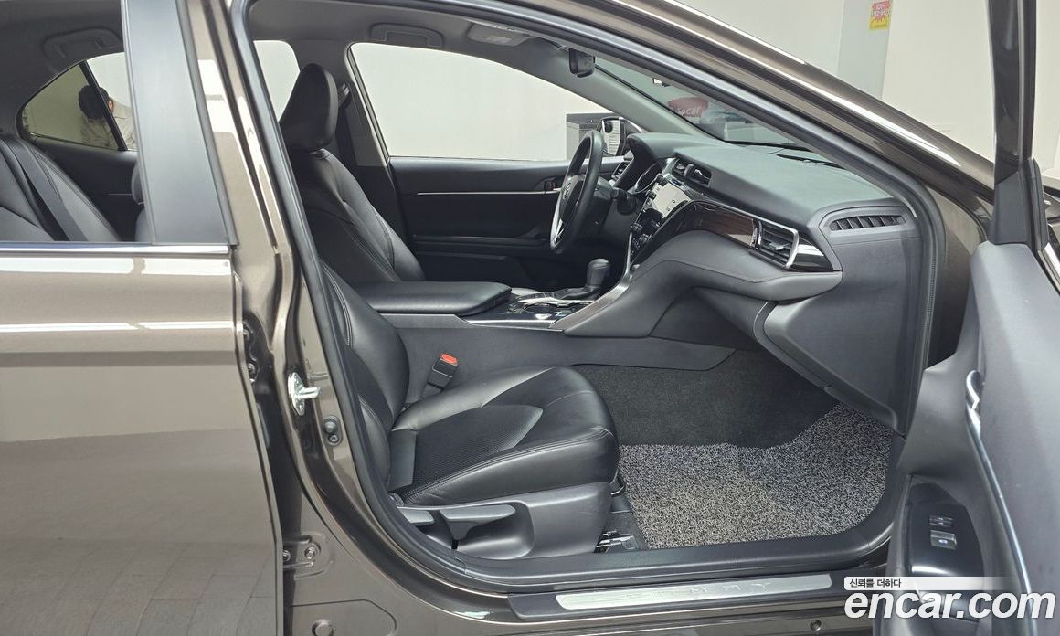 Toyota Camry 2.5 LE Hybrid