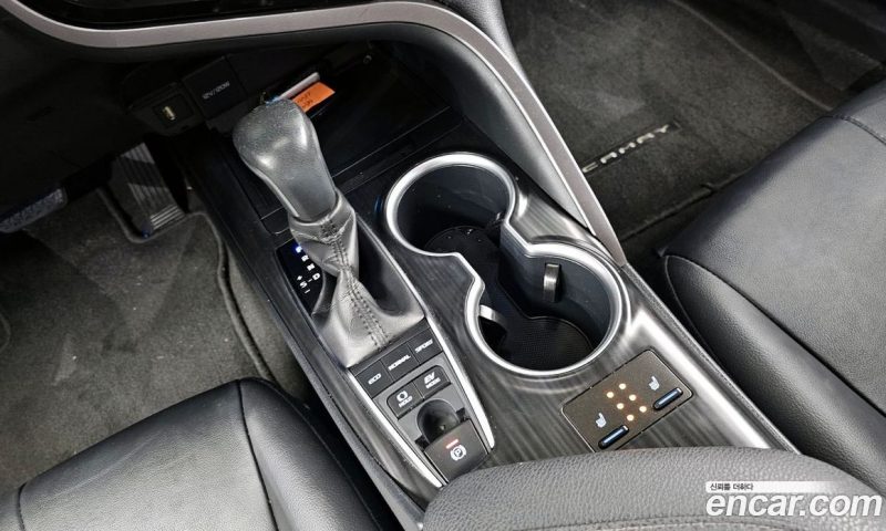 Toyota Camry 2.5 XLE Hybrid