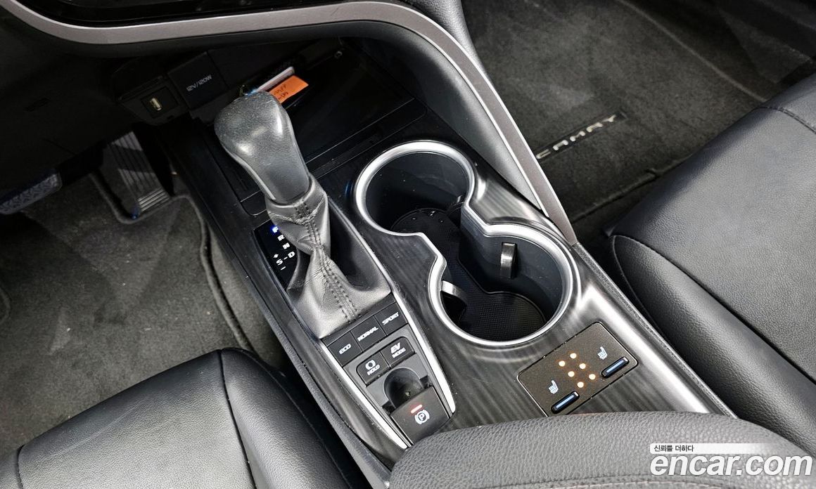 Toyota Camry 2.5 XLE Hybrid