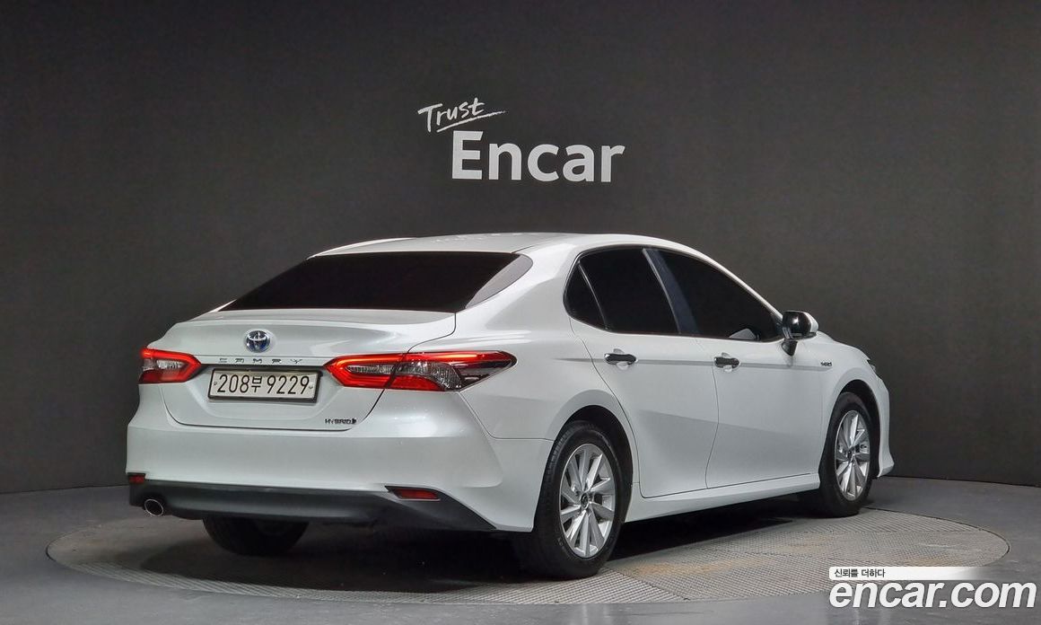 Toyota Camry 2.5 LE Hybrid