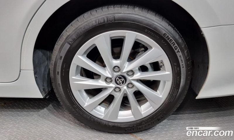 Toyota Camry 2.5 LE Hybrid