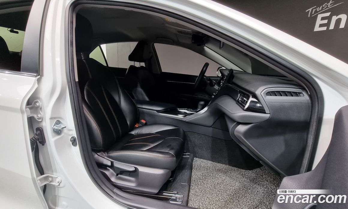 Toyota Camry 2.5 LE Hybrid