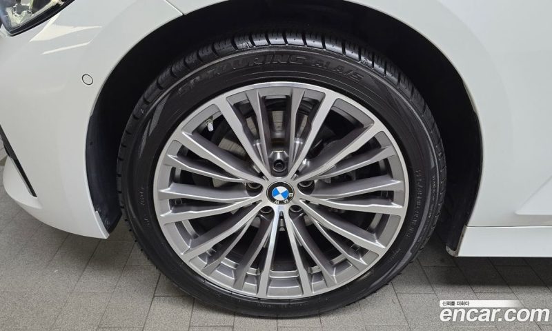 BMW 3-Series i320 Luxury