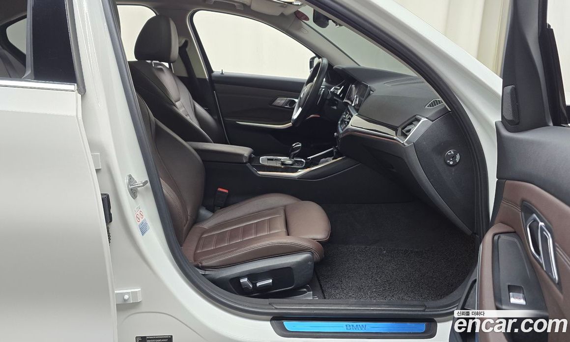 BMW 3-Series i320 Luxury