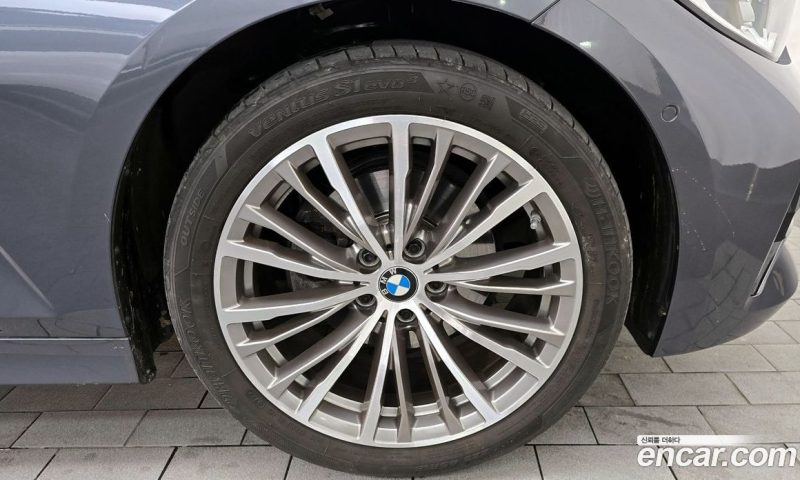 BMW 3-Series i320 Luxury