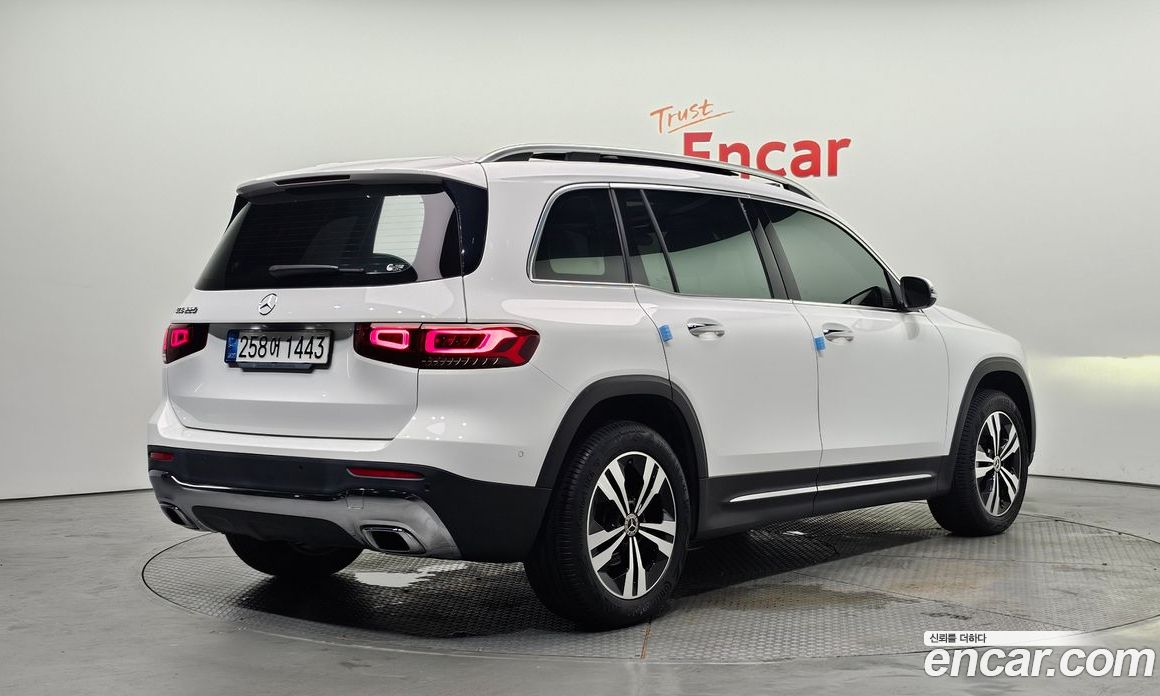 Mercedes Benz GLB-Class GLB220