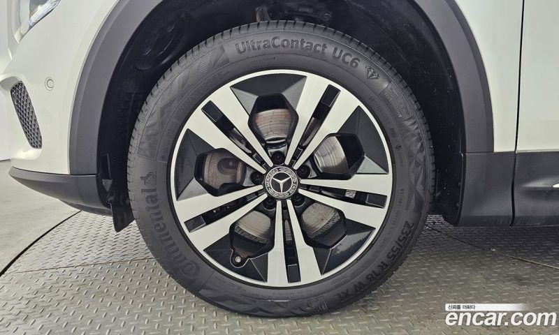 Mercedes Benz GLB-Class GLB220