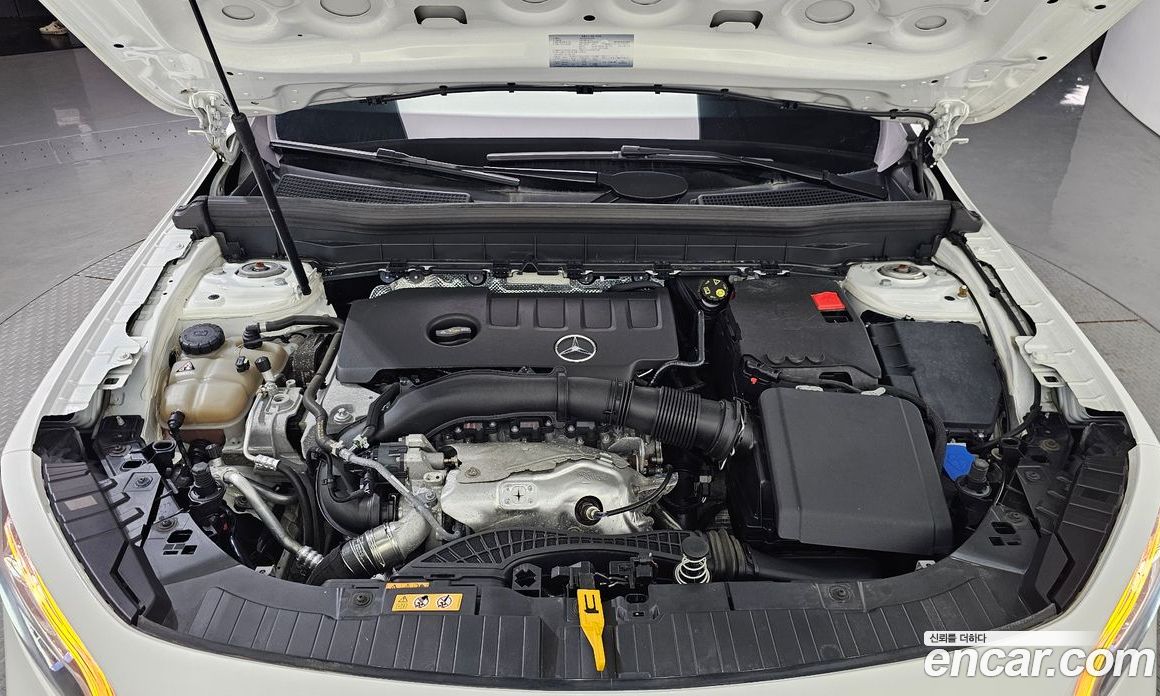 Mercedes Benz GLB-Class GLB220