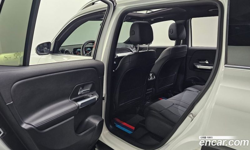 Mercedes Benz GLB-Class GLB220