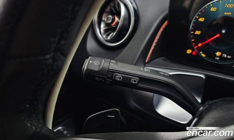 Mercedes Benz GLB-Class GLB220