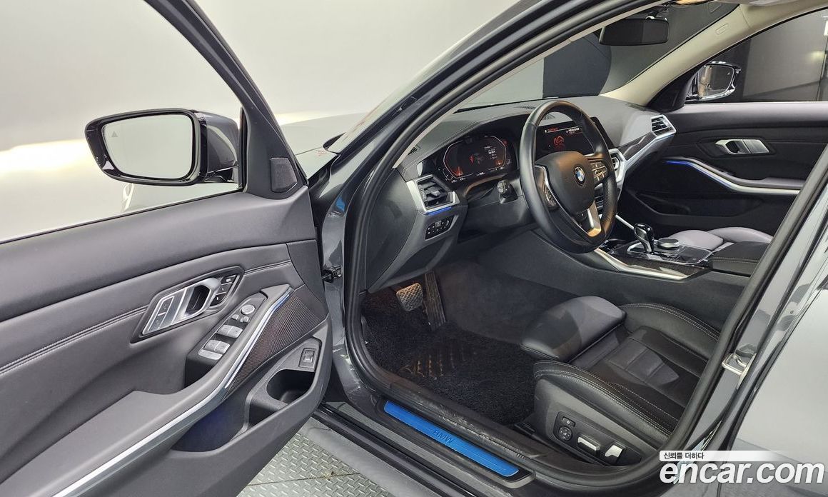 BMW 3-Series i320 Luxury